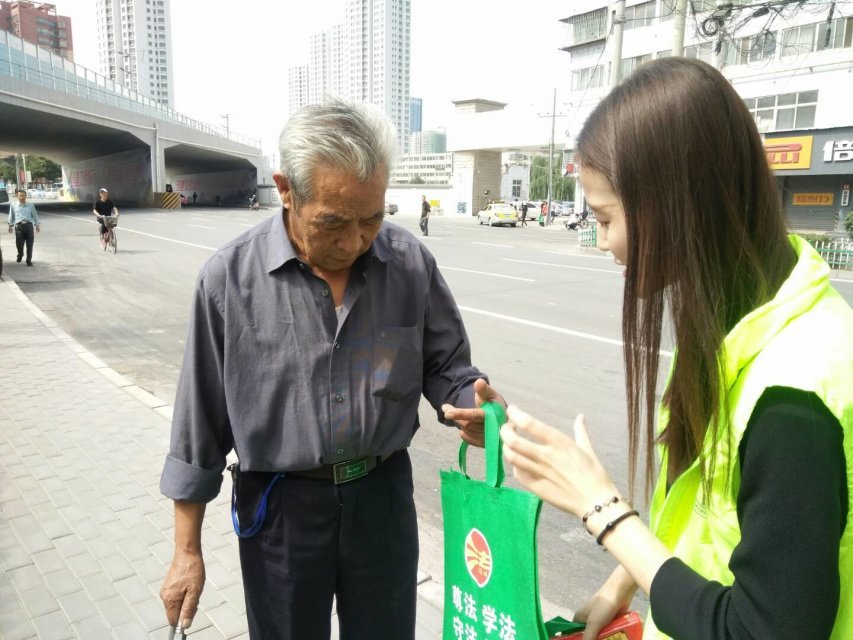            青春喜迎十九大 志愿服务我先行               ——外语学院员工党员、志愿者走进社区服务群众